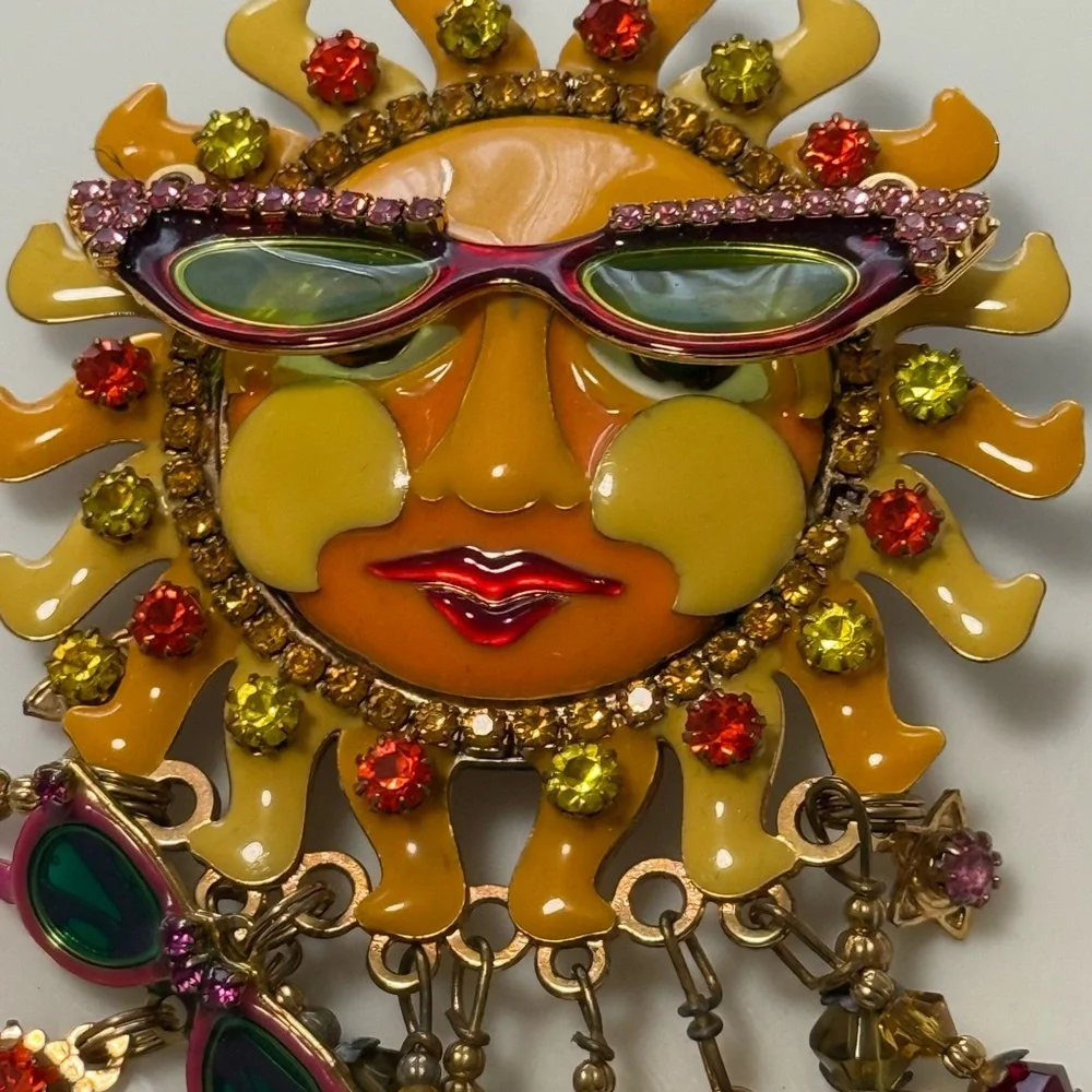 Vintage lunch at the Ritz- Sunburst Brooch with Sunglasses. - Picture 4 of 7
